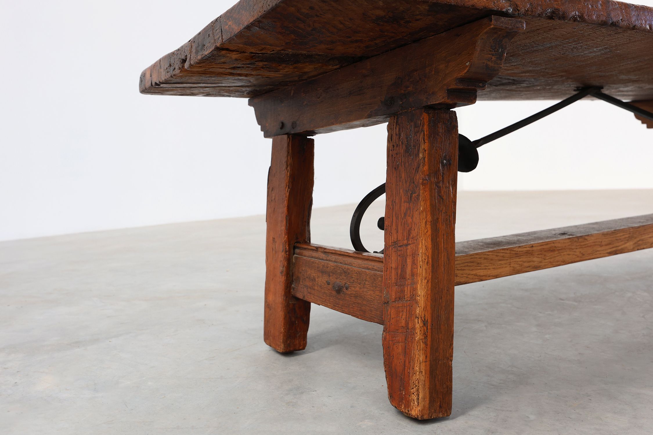 17th Century Spanish Brutalist coffee table in wood and wrought ironthumbnail